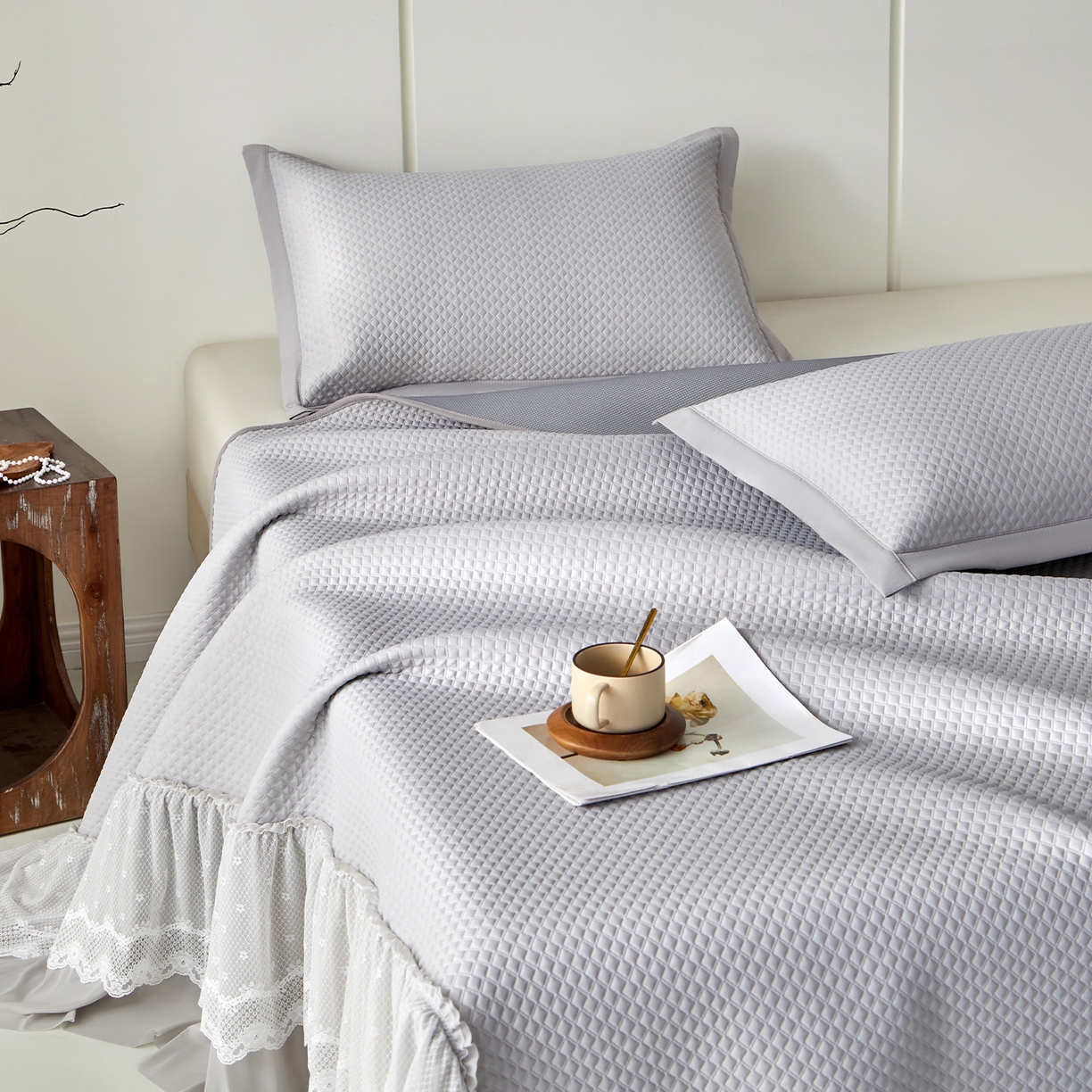 91家纺网 家纺一手货源 找家纺 瑞禾家纺 2026新款A类凉感豆豆床裙款凉席三件套-系列七 烟灰网影