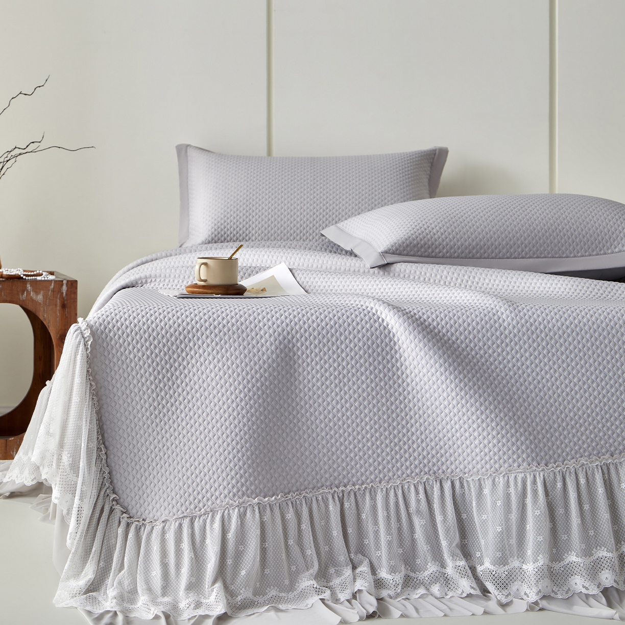 91家纺网 家纺一手货源 找家纺 瑞禾家纺 2026新款A类凉感豆豆床裙款凉席三件套-系列七 烟灰网影