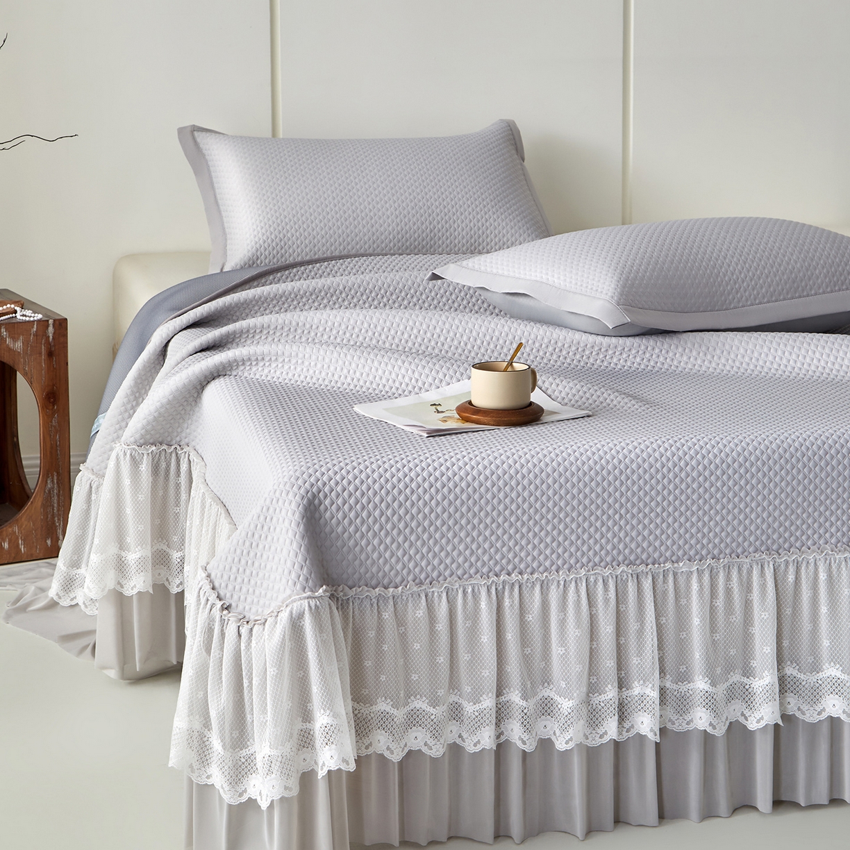 91家纺网 家纺一手货源 找家纺 瑞禾家纺 2026新款A类凉感豆豆床裙款凉席三件套-系列七 烟灰网影