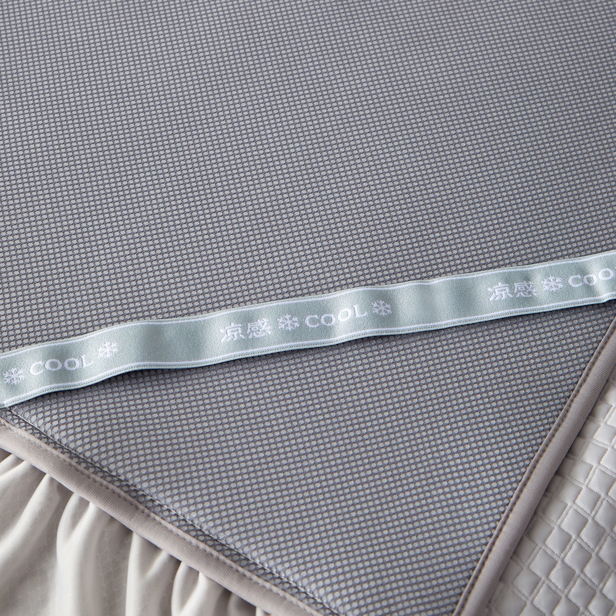 91家纺网 家纺一手货源 找家纺 瑞禾家纺 2026新款A类凉感豆豆床裙款凉席三件套-系列七 烟灰网影