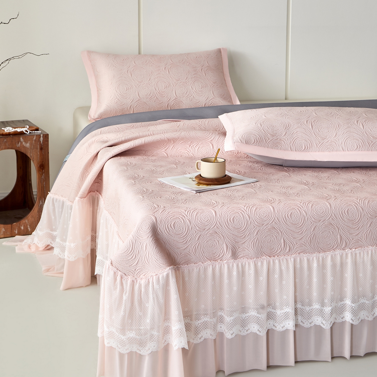 91家纺网 家纺一手货源 找家纺 瑞禾家纺 2026新款A类凉感豆豆床裙款凉席三件套-系列七 樱粉玫瑰