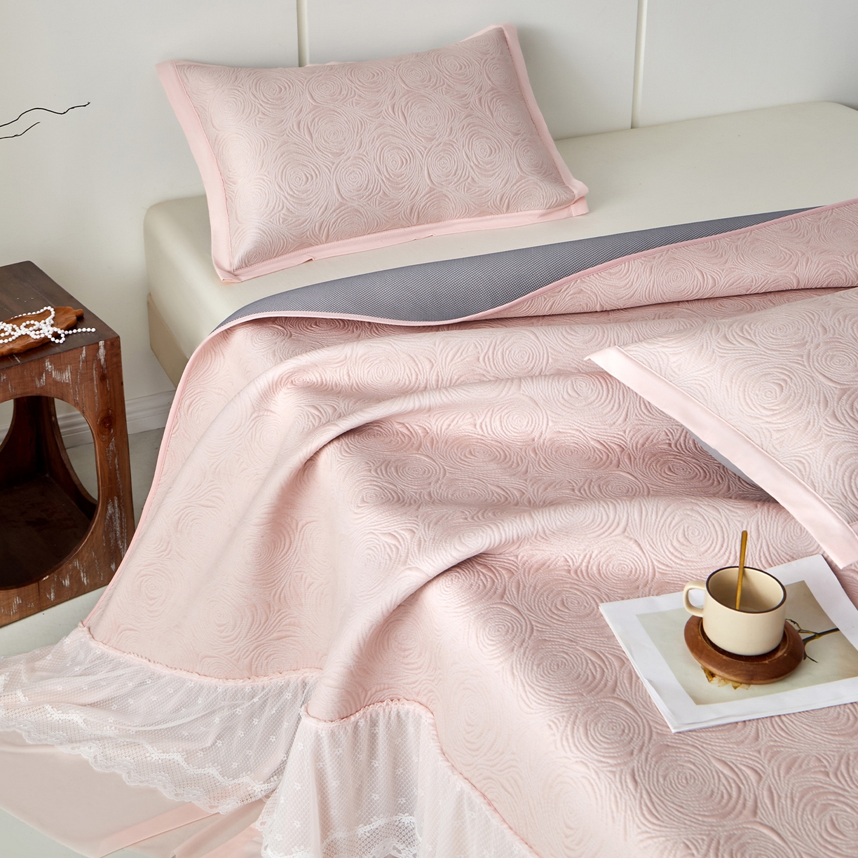 91家纺网 家纺一手货源 找家纺 瑞禾家纺 2026新款A类凉感豆豆床裙款凉席三件套-系列七 樱粉玫瑰