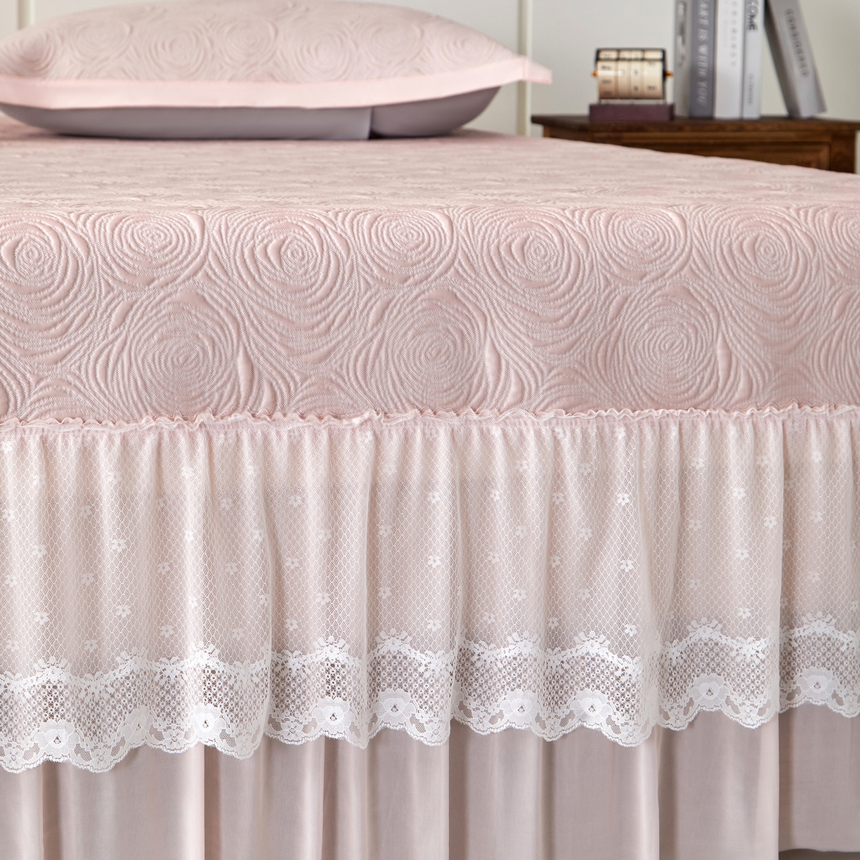 91家纺网 家纺一手货源 找家纺 瑞禾家纺 2026新款A类凉感豆豆床裙款凉席三件套-系列七 樱粉玫瑰