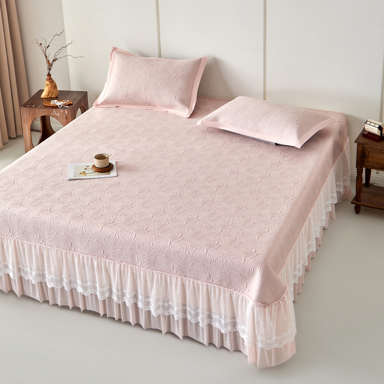 91家纺网 家纺一手货源 找家纺 瑞禾家纺 2026新款A类凉感豆豆床裙款凉席三件套-系列七 樱粉玫瑰