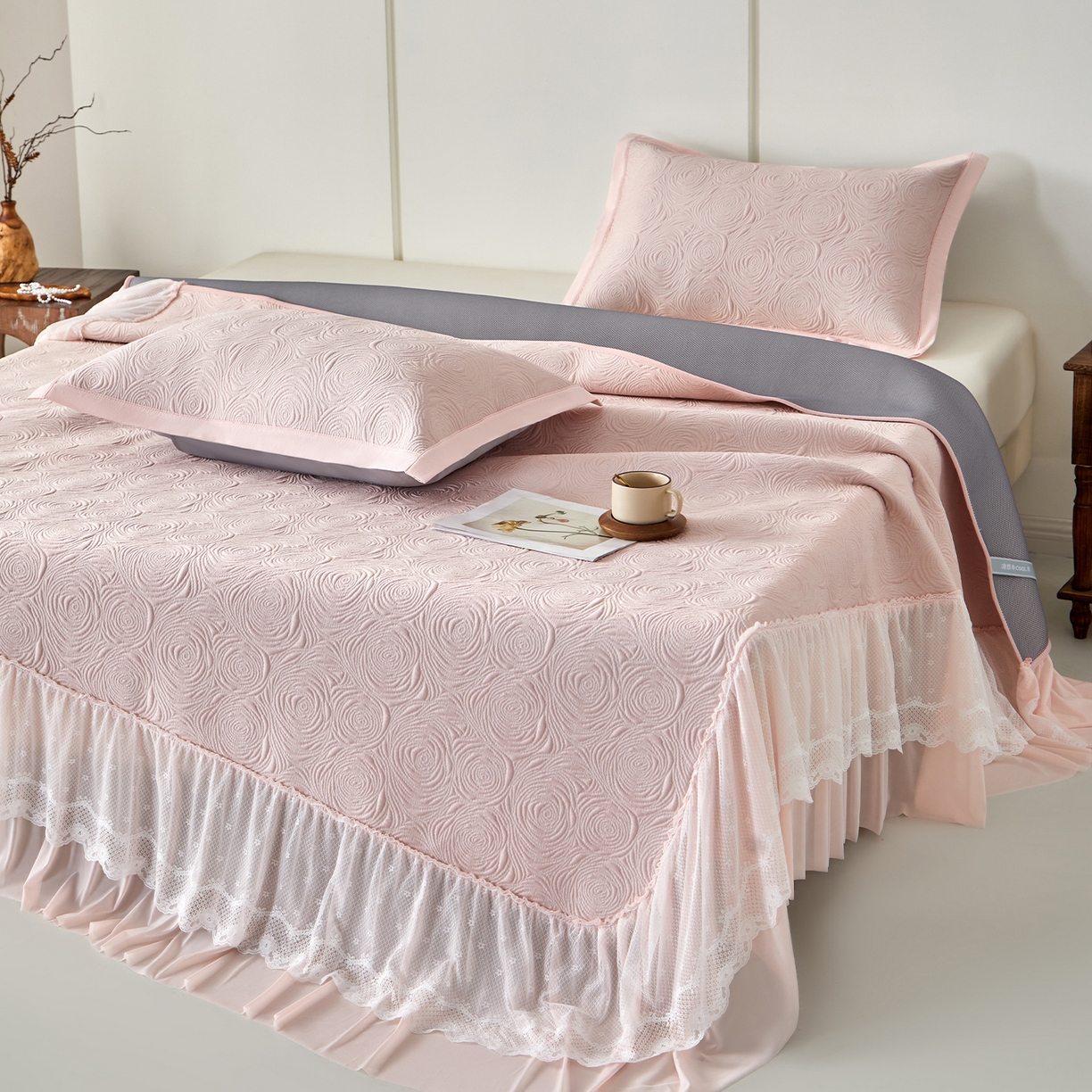 91家纺网 家纺一手货源 找家纺 瑞禾家纺 2026新款A类凉感豆豆床裙款凉席三件套-系列七 樱粉玫瑰