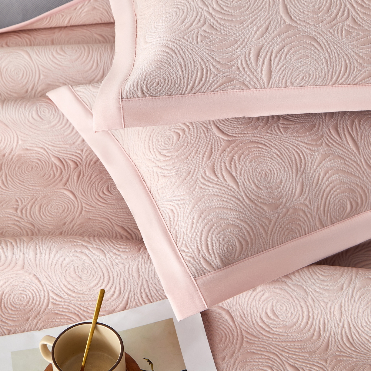 91家纺网 家纺一手货源 找家纺 瑞禾家纺 2026新款A类凉感豆豆床裙款凉席三件套-系列七 樱粉玫瑰