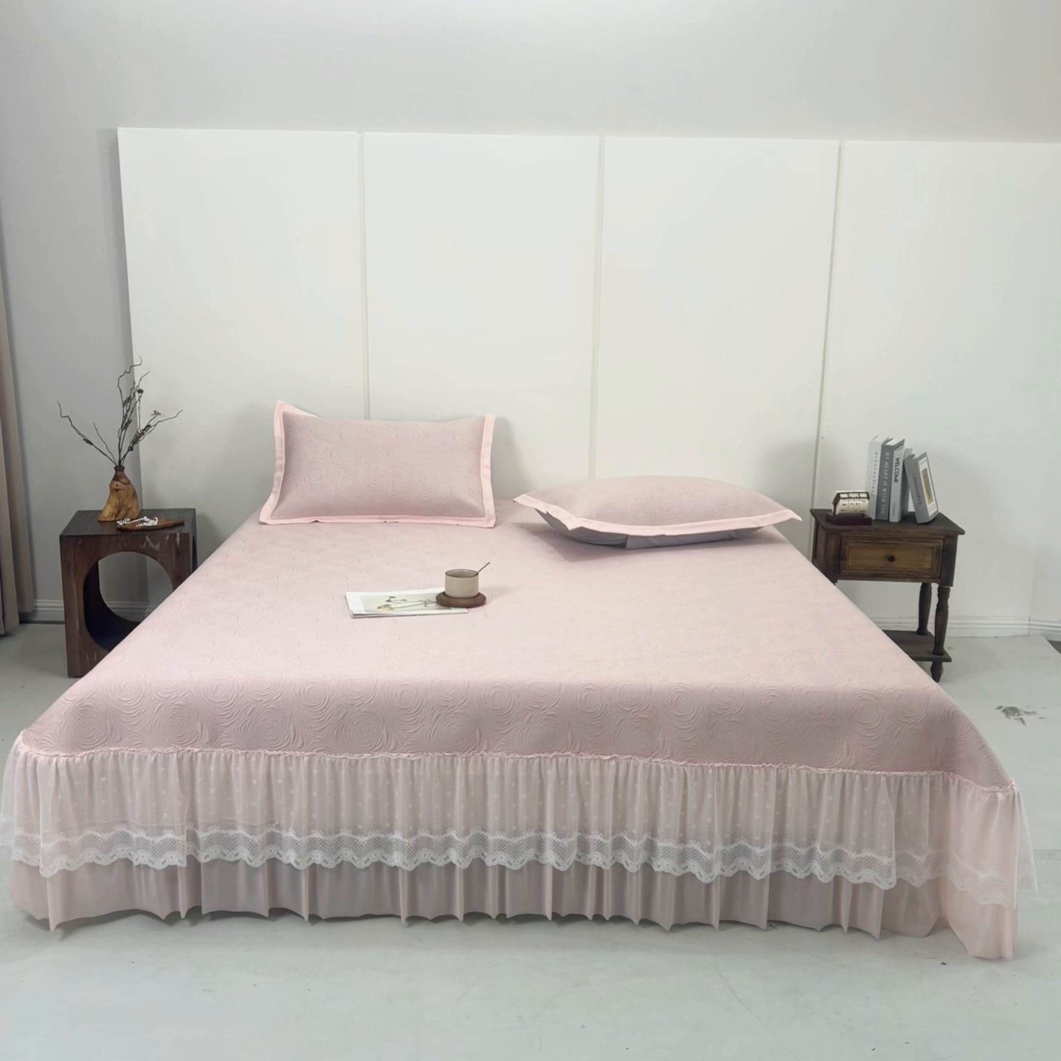 91家纺网 家纺一手货源 找家纺 瑞禾家纺 2026新款A类凉感豆豆床裙款凉席三件套-系列七 樱粉玫瑰