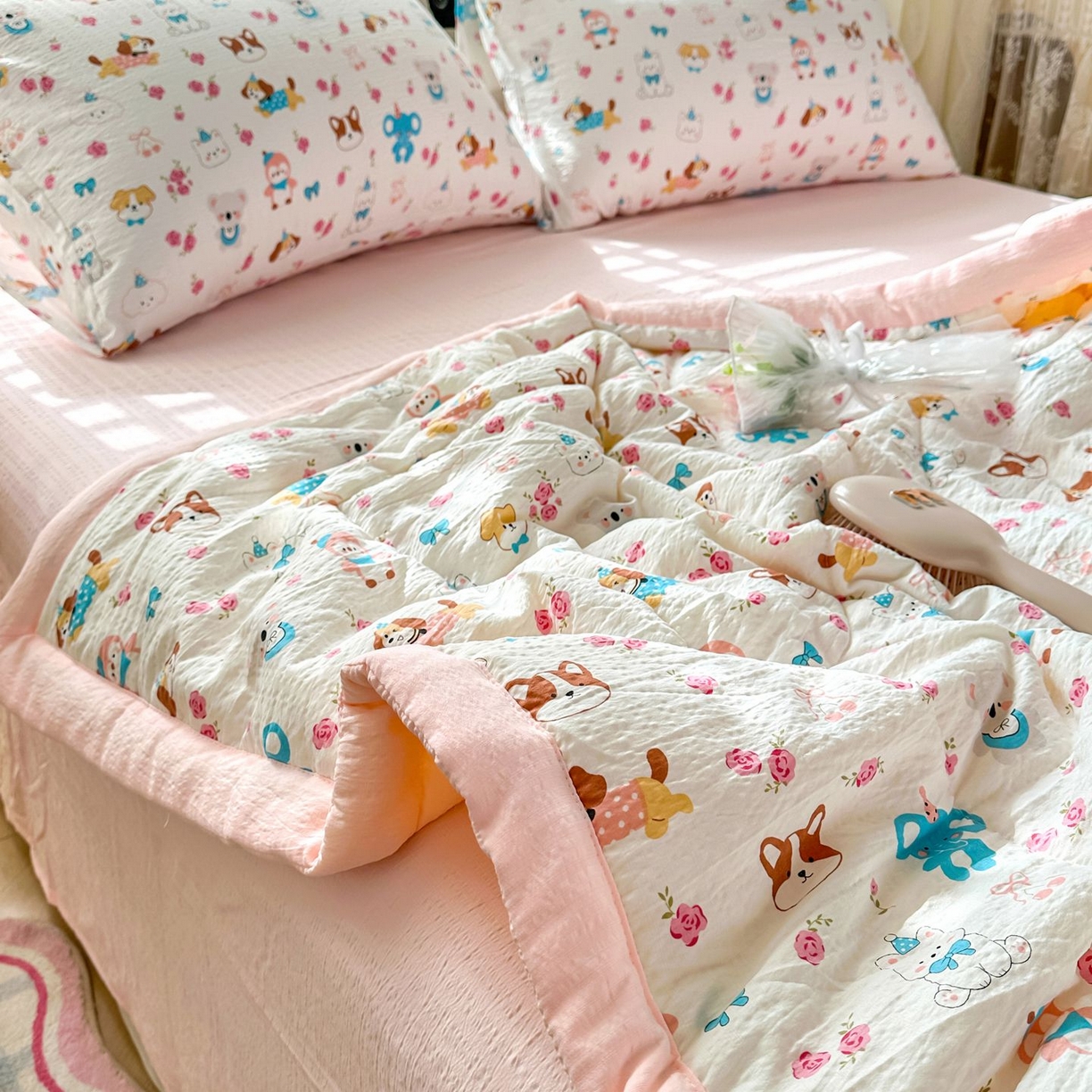 91家纺网 家纺一手货源 找家纺 卡斯诺家纺馆 2026新款皱皱棉双层纱夏被四件套下载文件包含买家秀 萌趣花梦