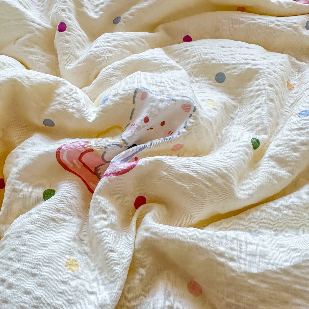 91家纺网 家纺一手货源 找家纺 卡斯诺家纺馆 2026新款皱皱棉双层纱夏被四件套下载文件包含买家秀 奶油猫