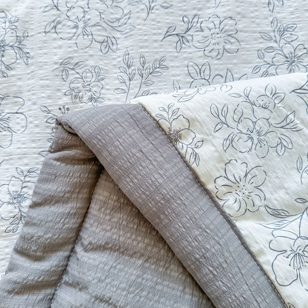 91家纺网 家纺一手货源 找家纺 卡斯诺家纺馆 2026新款皱皱棉双层纱夏被四件套下载文件包含买家秀 雨蝶