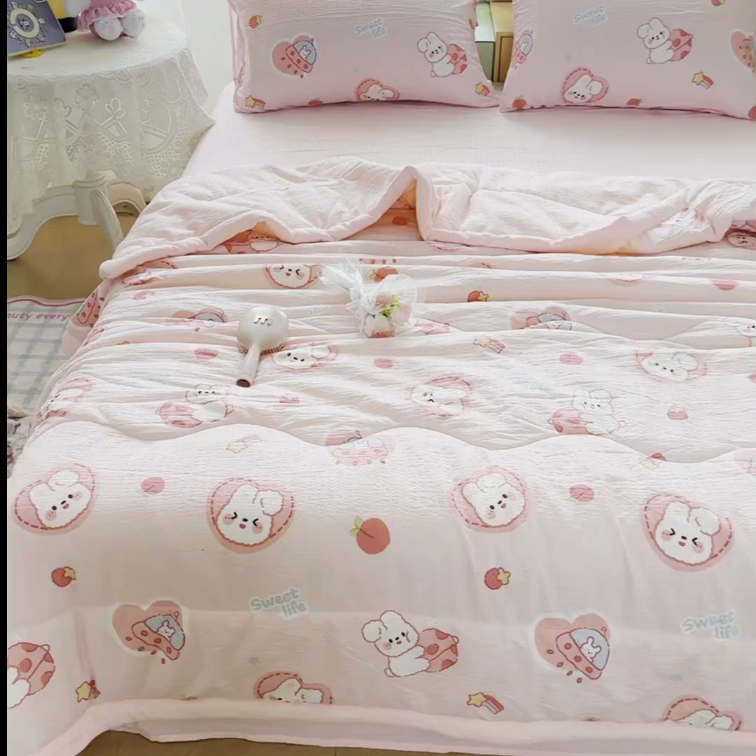 91家纺网 家纺一手货源 找家纺 卡斯诺家纺馆 2026新款皱皱棉双层纱夏被四件套下载文件包含买家秀 蜜桃粉兔