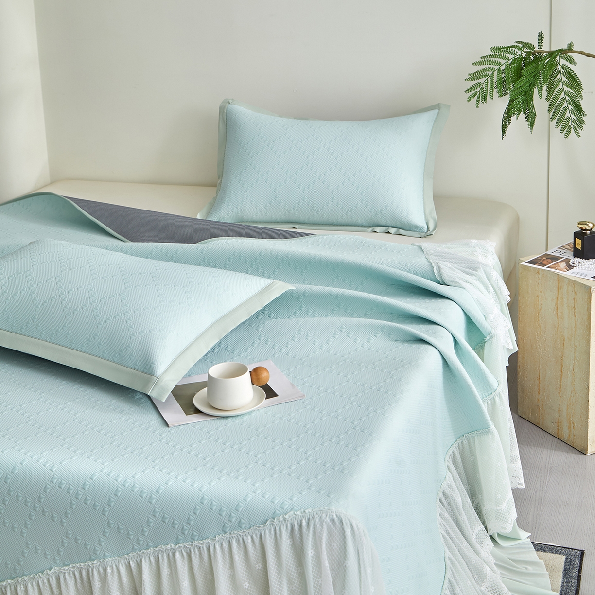 91家纺网 家纺一手货源 找家纺 瑞禾家纺 2026新款A类凉感豆豆床裙款凉席三件套-系列六 薄荷菱格