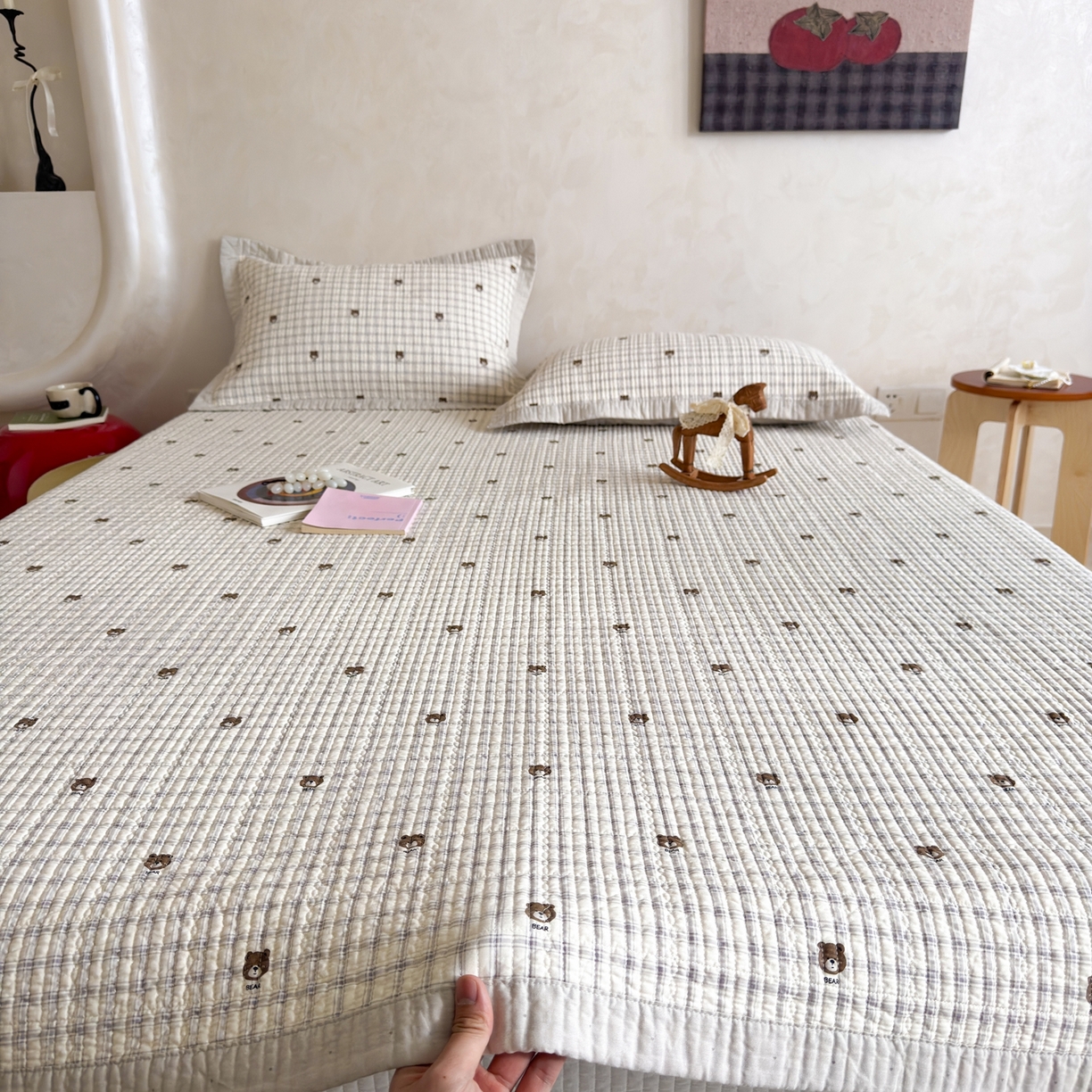 91家纺网 家纺一手货源 找家纺 床盖工厂店 2026春夏新款双面100%全棉填充80棉花床盖三件套 格子熊
