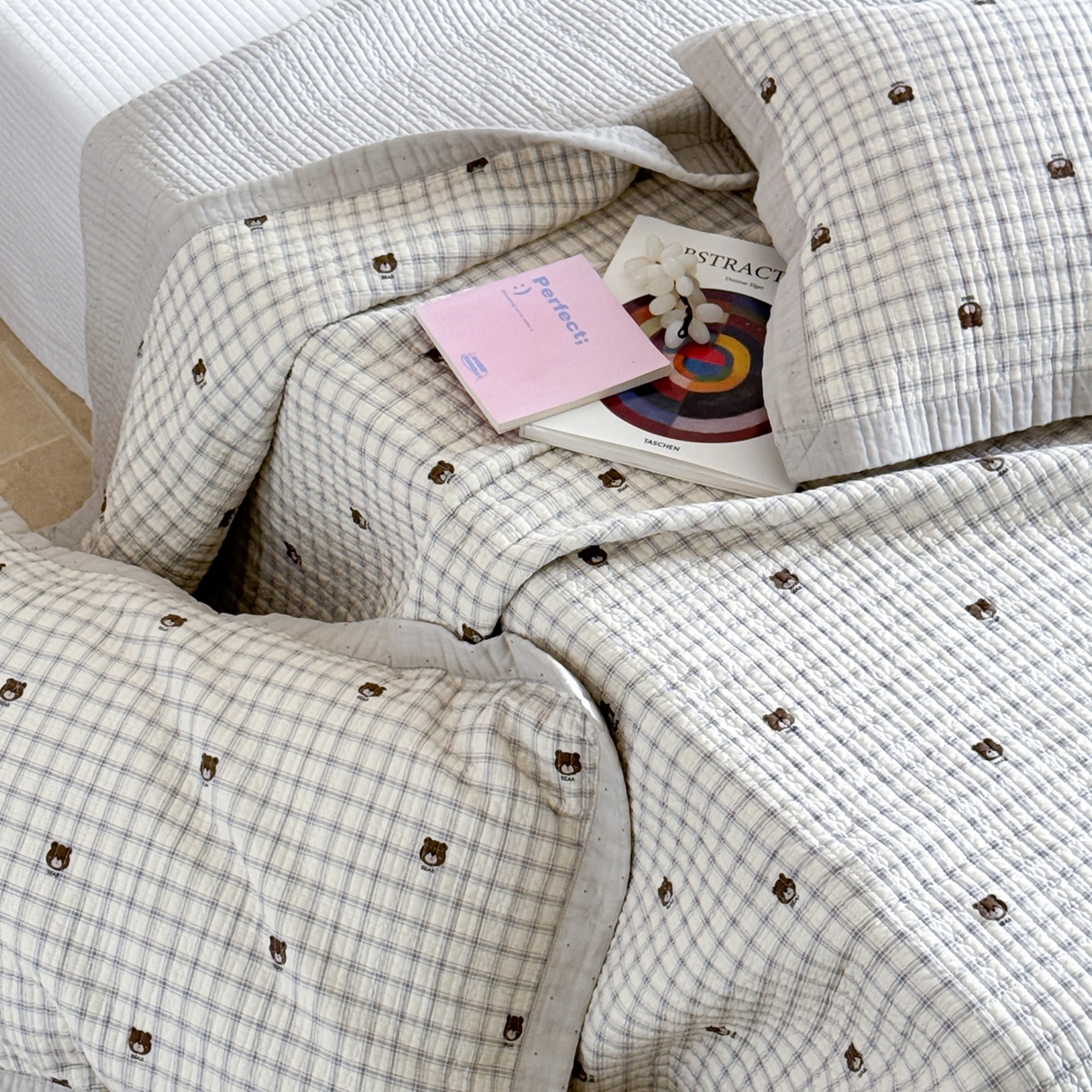 91家纺网 家纺一手货源 找家纺 床盖工厂店 2026春夏新款双面100%全棉填充80棉花床盖三件套 格子熊