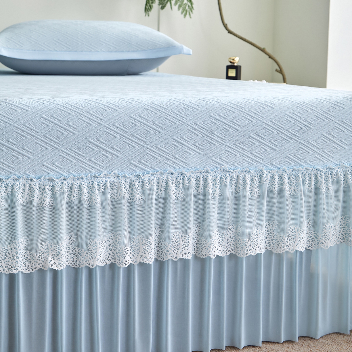 91家纺网 家纺一手货源 找家纺 瑞禾家纺 2026新款A类凉感豆豆床裙款凉席三件套-系列六 冰蓝回韵