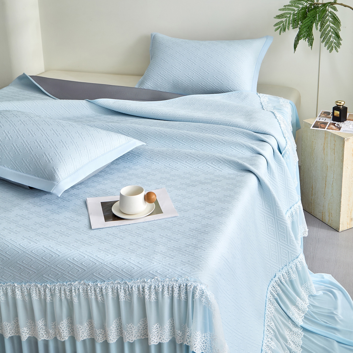 91家纺网 家纺一手货源 找家纺 瑞禾家纺 2026新款A类凉感豆豆床裙款凉席三件套-系列六 冰蓝回韵