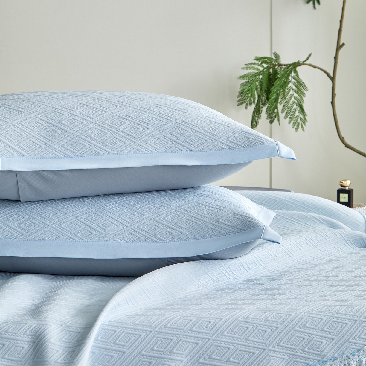 91家纺网 家纺一手货源 找家纺 瑞禾家纺 2026新款A类凉感豆豆床裙款凉席三件套-系列六 冰蓝回韵