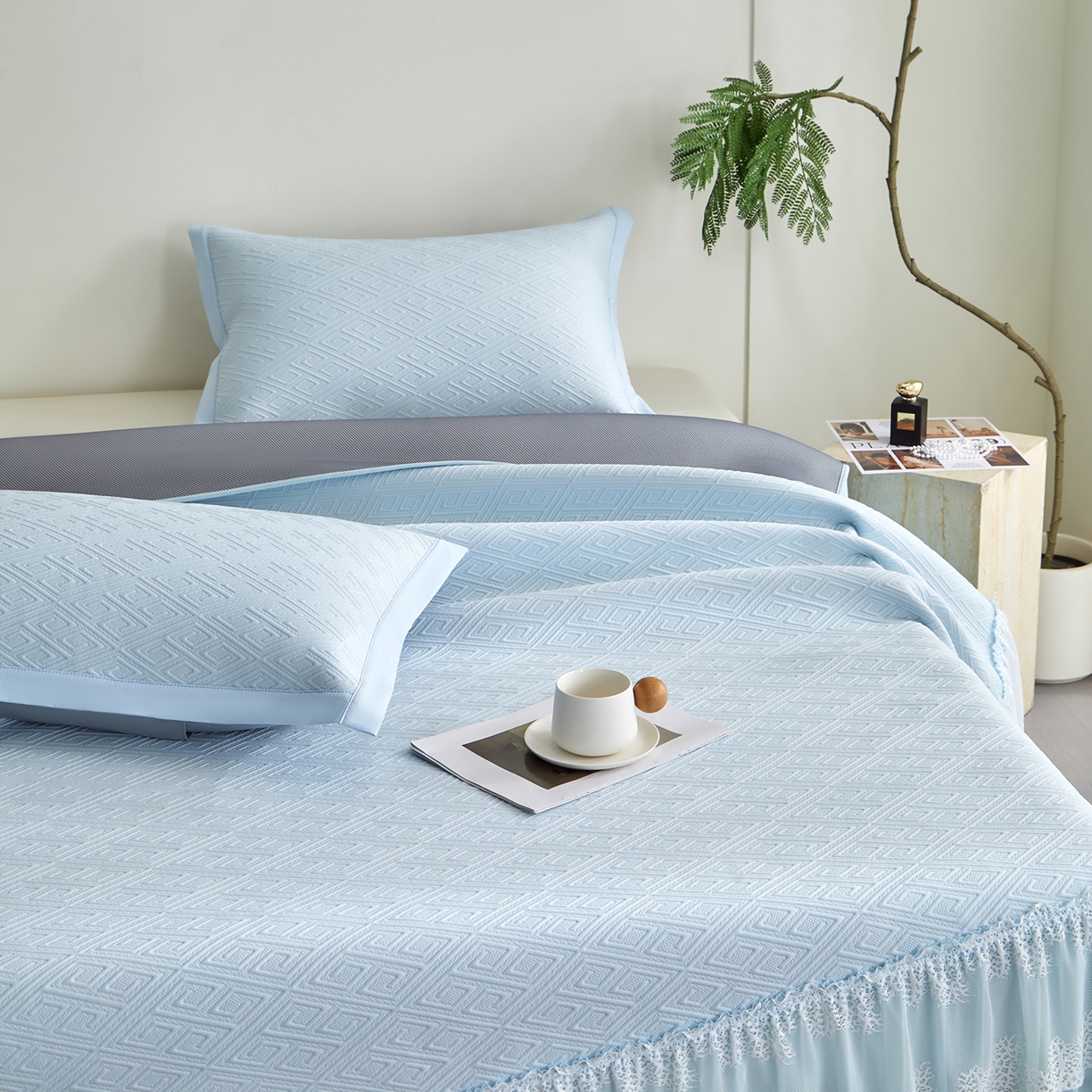 91家纺网 家纺一手货源 找家纺 瑞禾家纺 2026新款A类凉感豆豆床裙款凉席三件套-系列六 冰蓝回韵