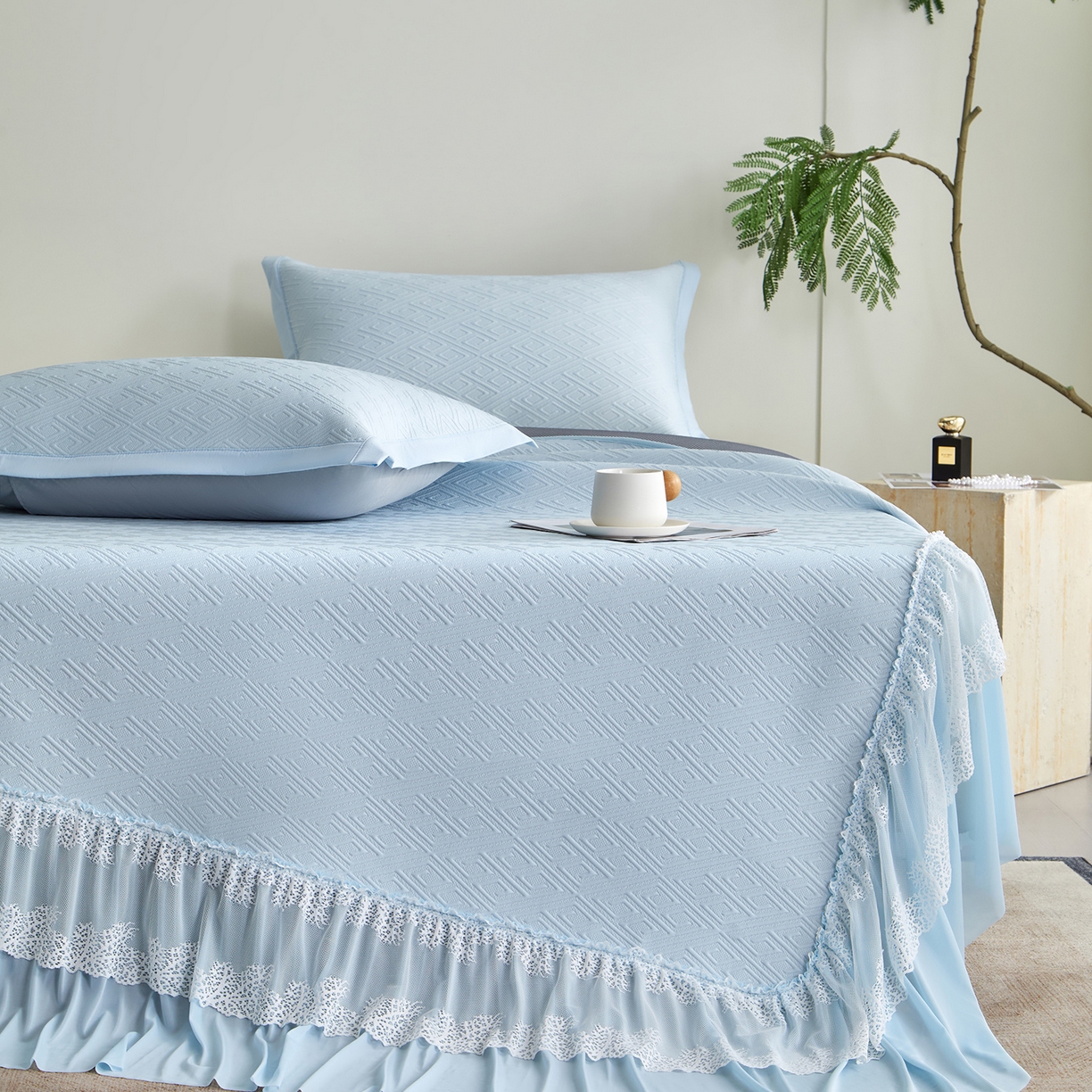 91家纺网 家纺一手货源 找家纺 瑞禾家纺 2026新款A类凉感豆豆床裙款凉席三件套-系列六 冰蓝回韵