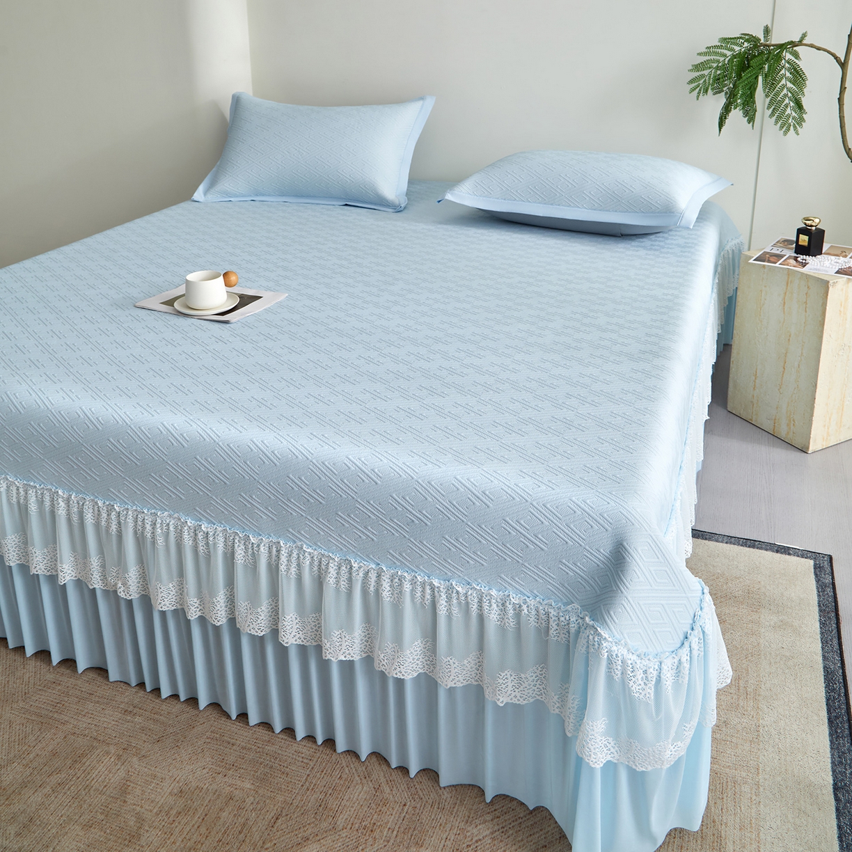 91家纺网 家纺一手货源 找家纺 瑞禾家纺 2026新款A类凉感豆豆床裙款凉席三件套-系列六 冰蓝回韵