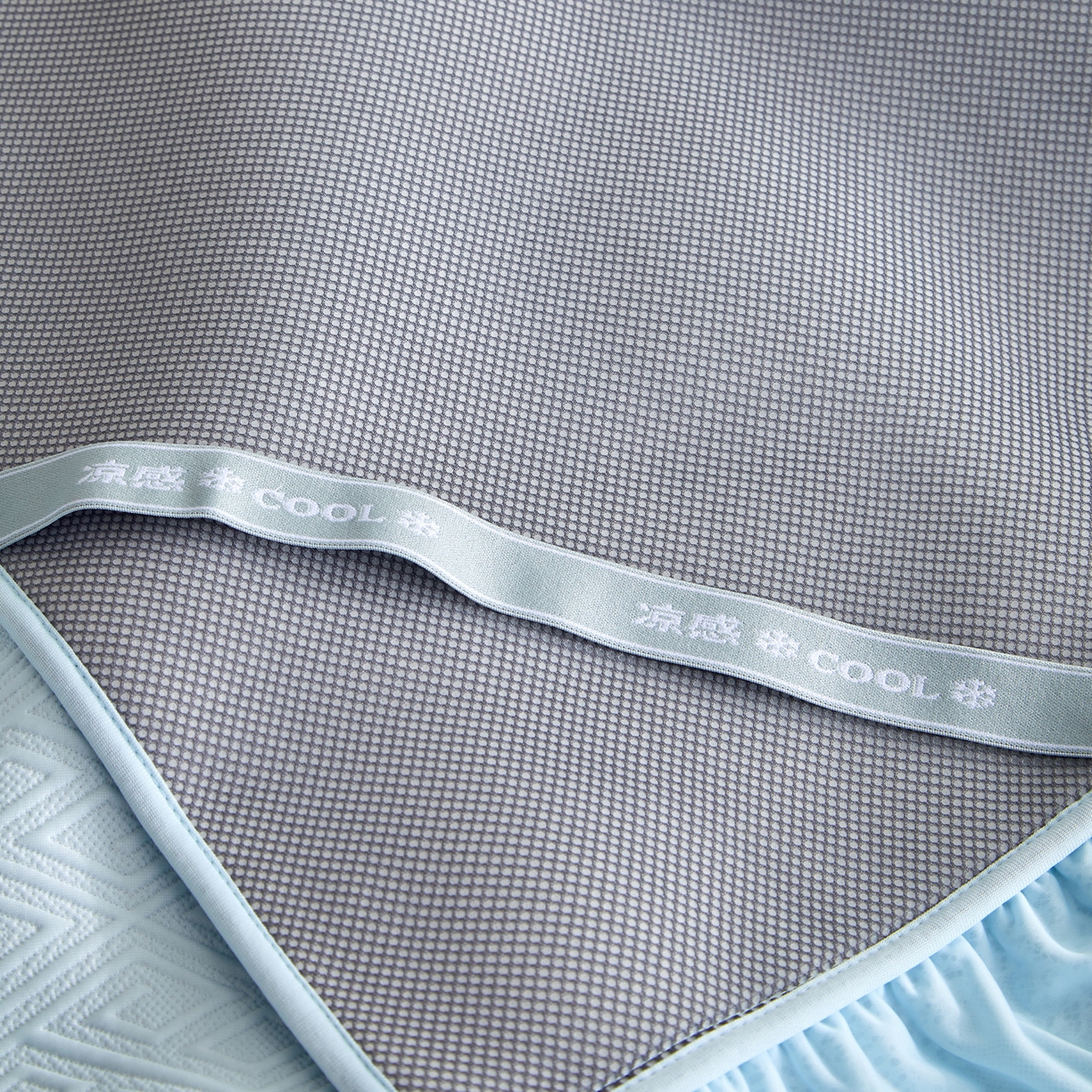 91家纺网 家纺一手货源 找家纺 瑞禾家纺 2026新款A类凉感豆豆床裙款凉席三件套-系列六 冰蓝回韵