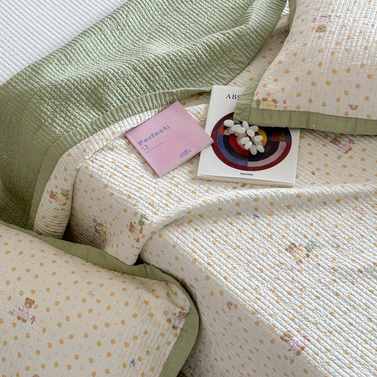 91家纺网 家纺一手货源 找家纺 床盖工厂店 2026春夏新款双面100%全棉填充80棉花床盖三件套 莓果熊