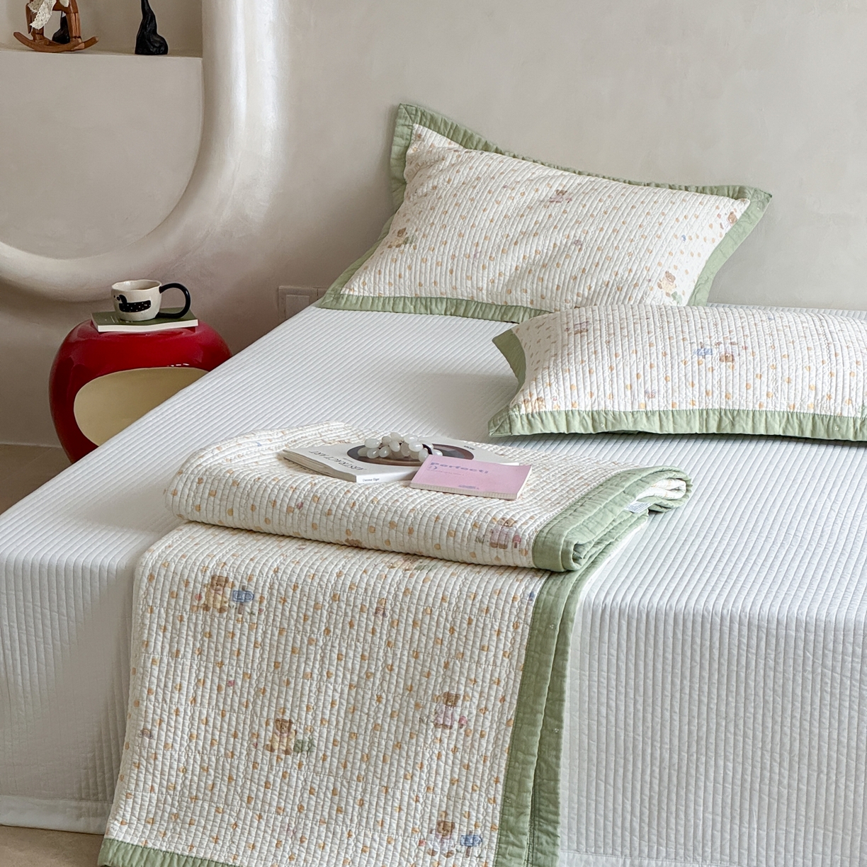 91家纺网 家纺一手货源 找家纺 床盖工厂店 2026春夏新款双面100%全棉填充80棉花床盖三件套 莓果熊