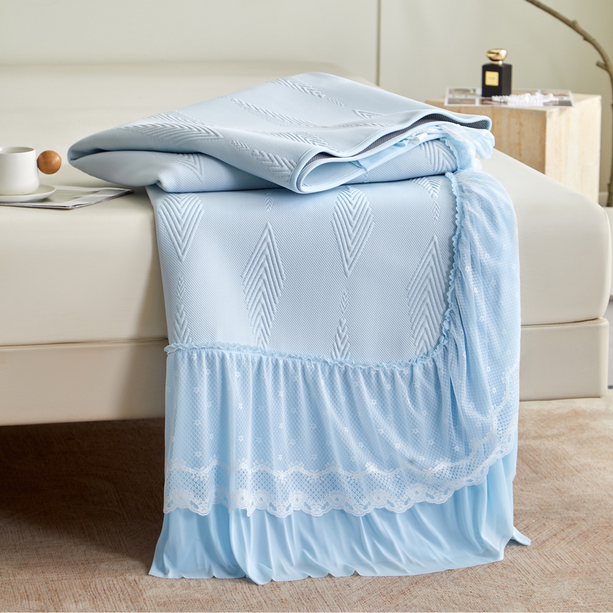 91家纺网 家纺一手货源 找家纺 瑞禾家纺 2026新款A类凉感豆豆床裙款凉席三件套-系列六 蓝纱叶羽