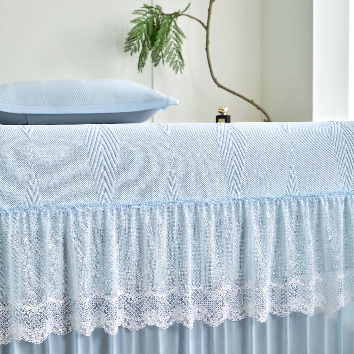 91家纺网 家纺一手货源 找家纺 瑞禾家纺 2026新款A类凉感豆豆床裙款凉席三件套-系列六 蓝纱叶羽