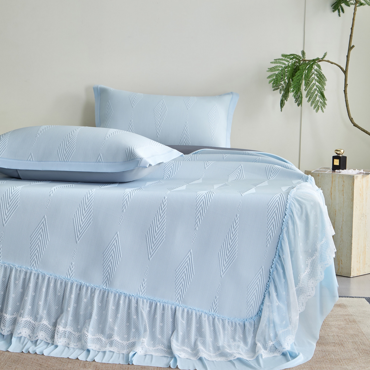 91家纺网 家纺一手货源 找家纺 瑞禾家纺 2026新款A类凉感豆豆床裙款凉席三件套-系列六 蓝纱叶羽