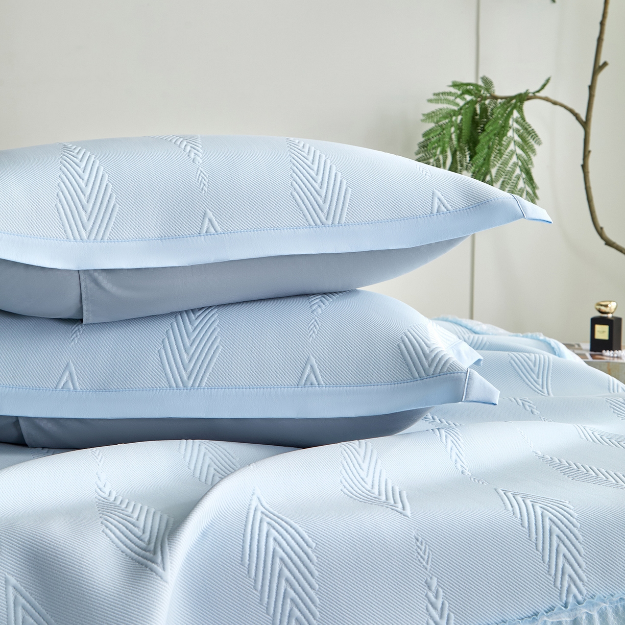 91家纺网 家纺一手货源 找家纺 瑞禾家纺 2026新款A类凉感豆豆床裙款凉席三件套-系列六 蓝纱叶羽