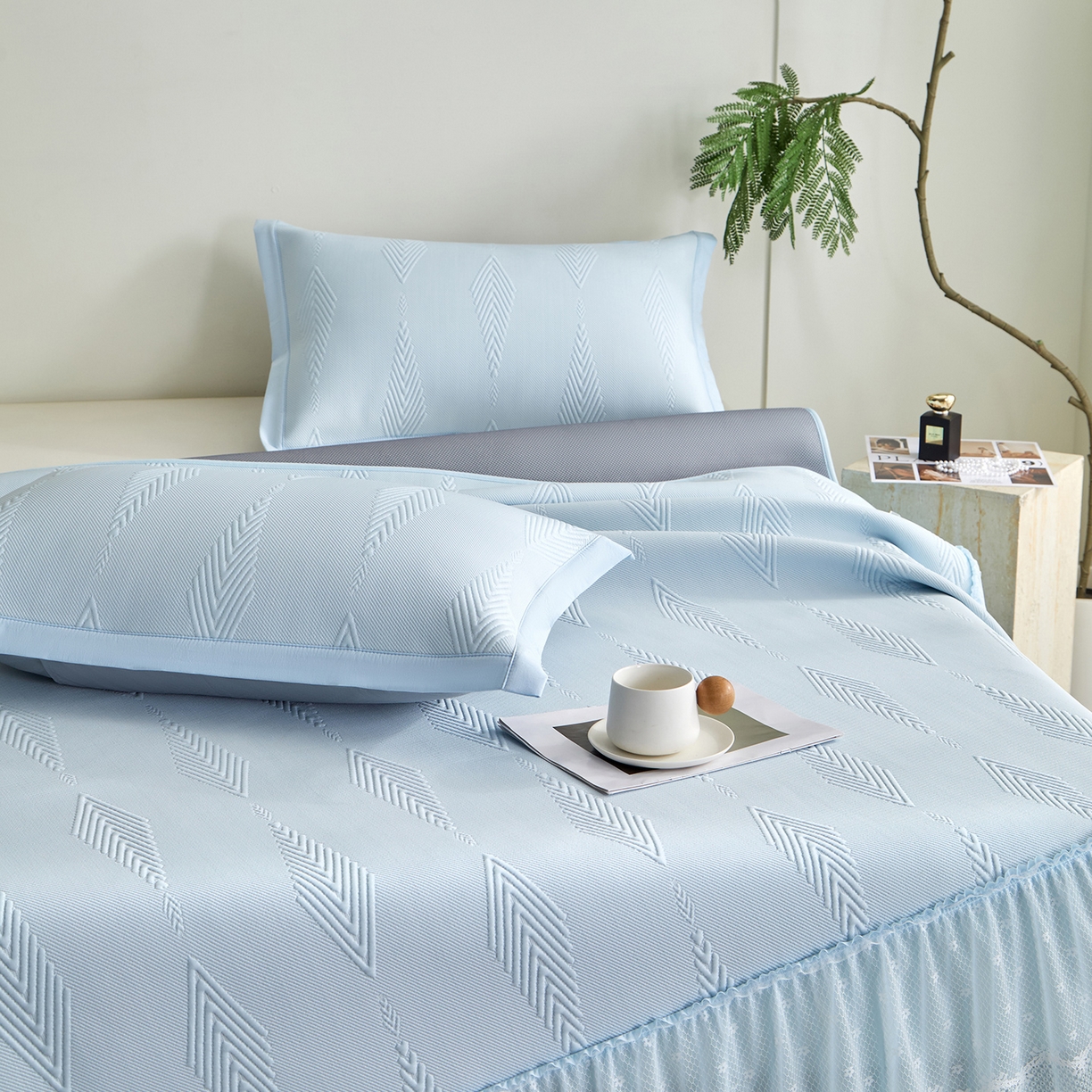 91家纺网 家纺一手货源 找家纺 瑞禾家纺 2026新款A类凉感豆豆床裙款凉席三件套-系列六 蓝纱叶羽