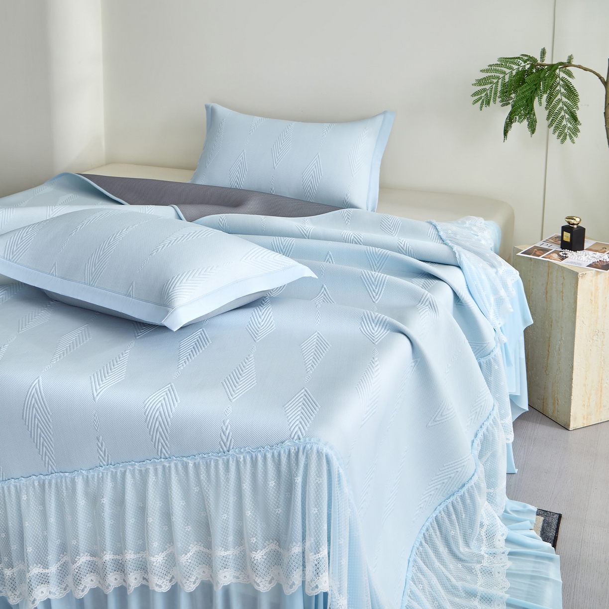 91家纺网 家纺一手货源 找家纺 瑞禾家纺 2026新款A类凉感豆豆床裙款凉席三件套-系列六 蓝纱叶羽