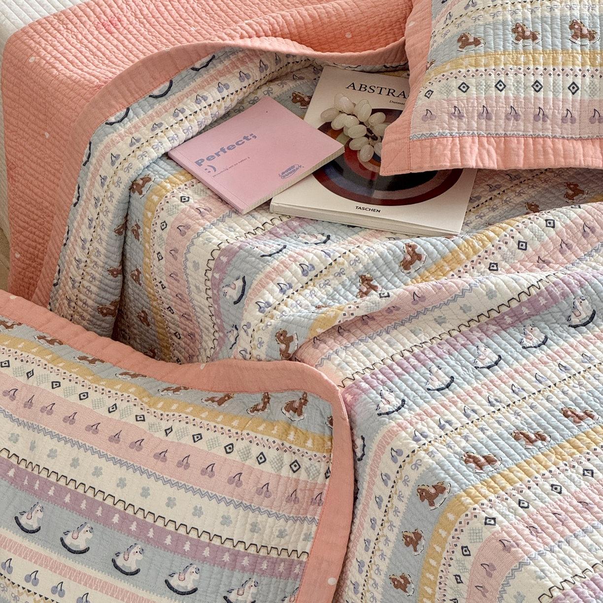 91家纺网 家纺一手货源 找家纺 床盖工厂店 2026春夏新款双面100%全棉填充80棉花床盖三件套 糖果小马