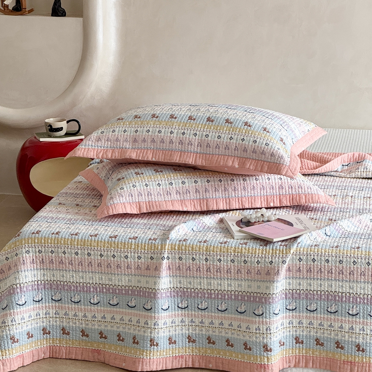 91家纺网 家纺一手货源 找家纺 床盖工厂店 2026春夏新款双面100%全棉填充80棉花床盖三件套 糖果小马