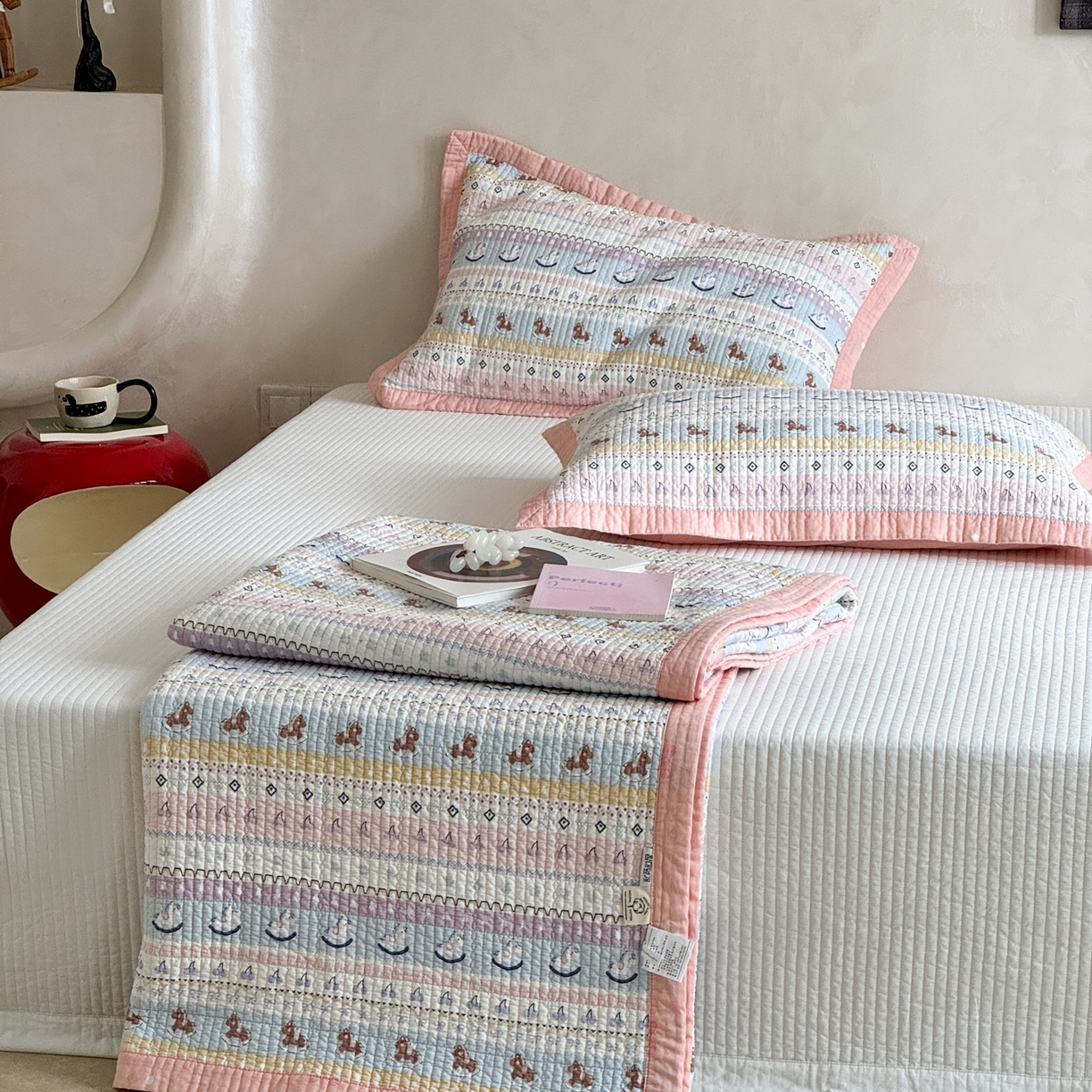 91家纺网 家纺一手货源 找家纺 床盖工厂店 2026春夏新款双面100%全棉填充80棉花床盖三件套 糖果小马