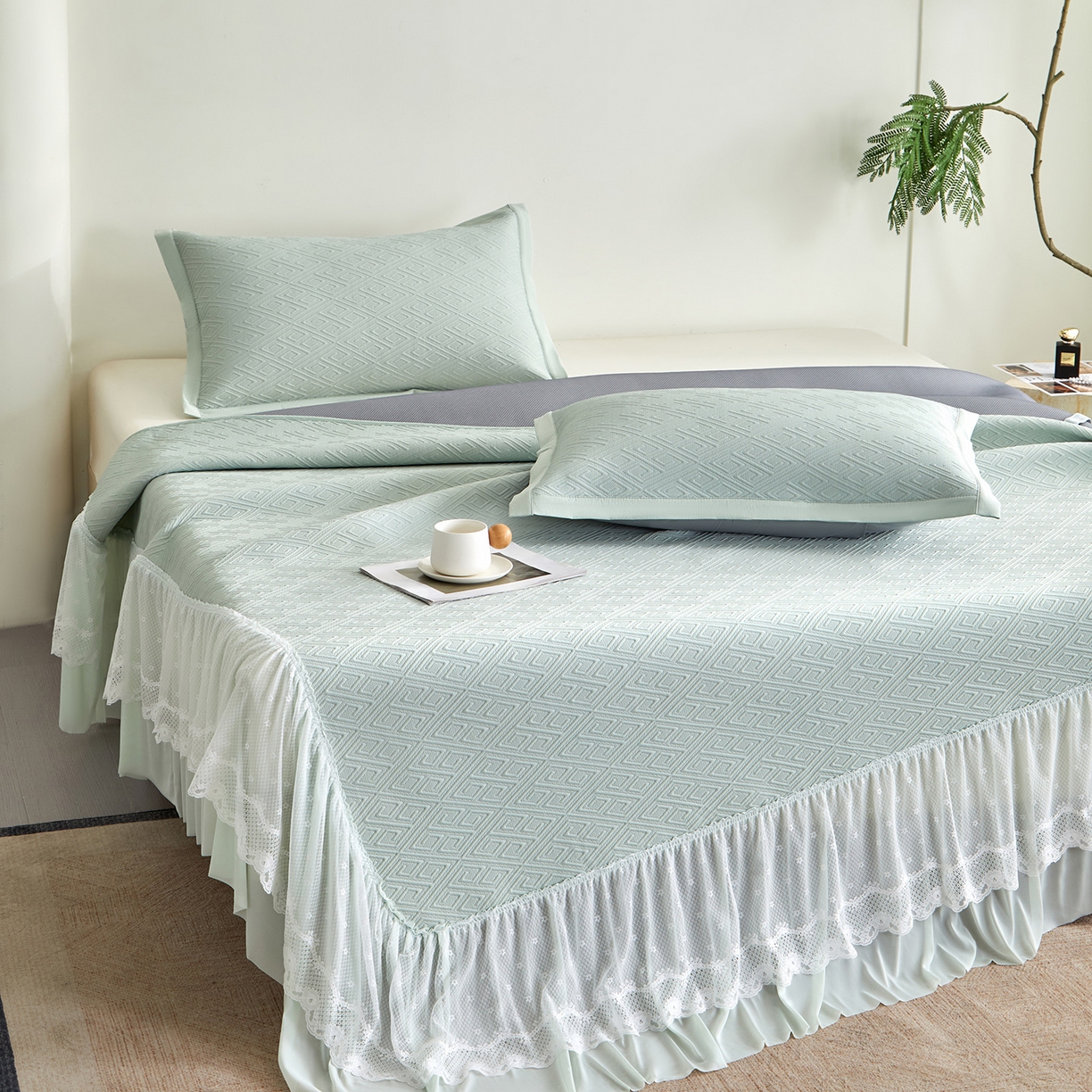 91家纺网 家纺一手货源 找家纺 瑞禾家纺 2026新款A类凉感豆豆床裙款凉席三件套-系列六 浅青回韵