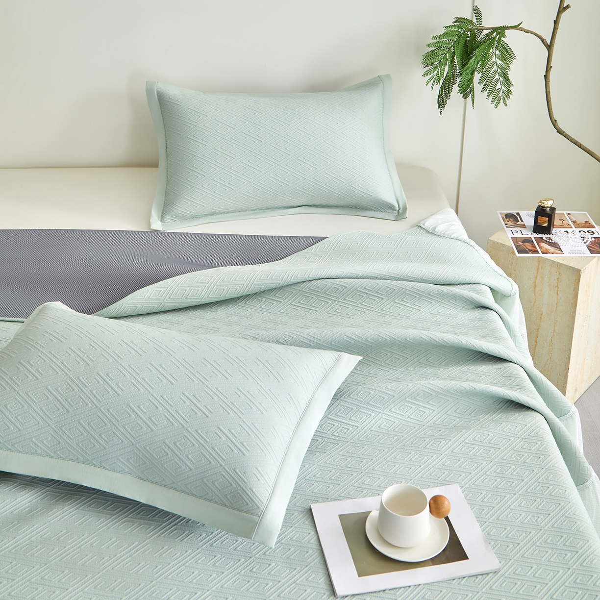 91家纺网 家纺一手货源 找家纺 瑞禾家纺 2026新款A类凉感豆豆床裙款凉席三件套-系列六 浅青回韵