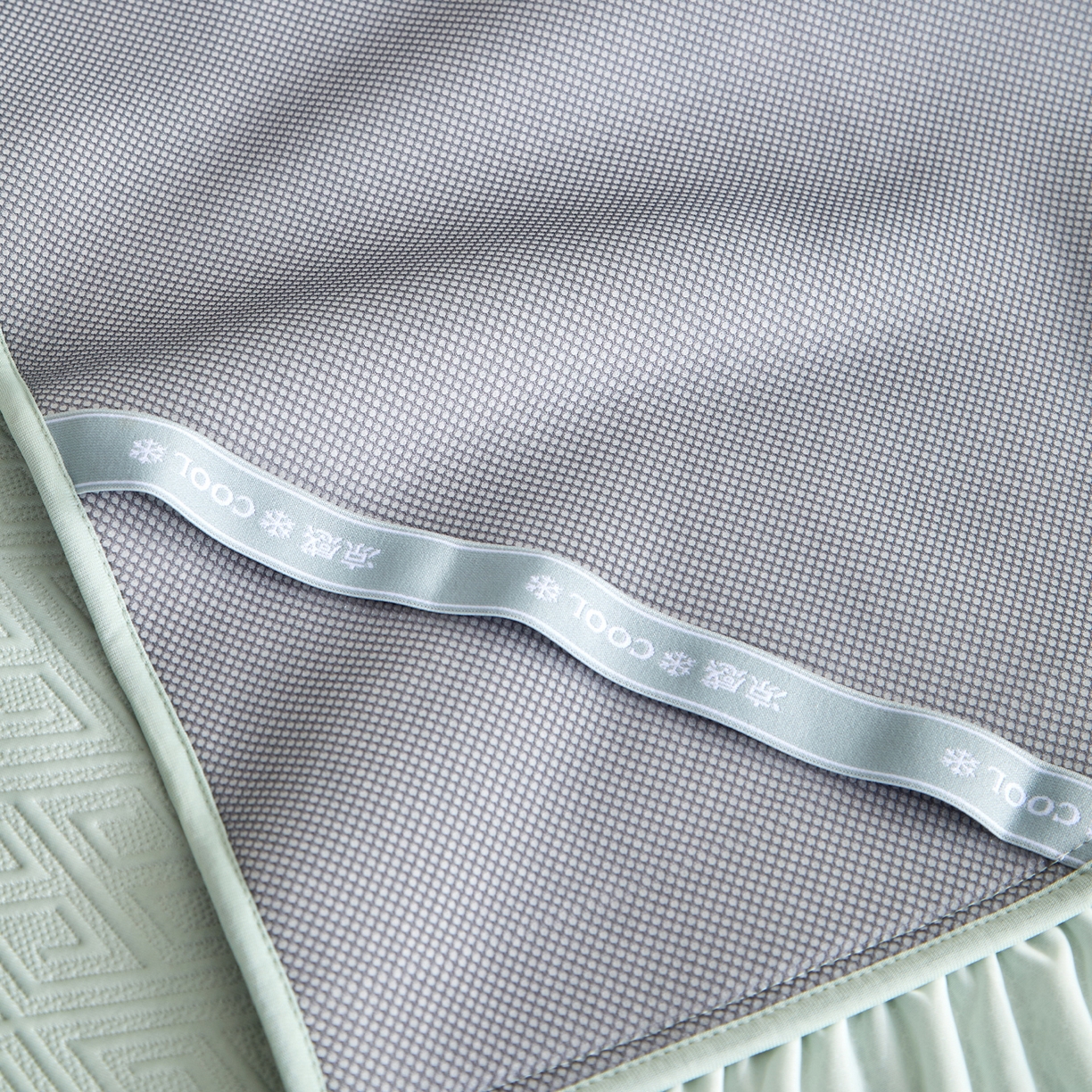 91家纺网 家纺一手货源 找家纺 瑞禾家纺 2026新款A类凉感豆豆床裙款凉席三件套-系列六 浅青回韵