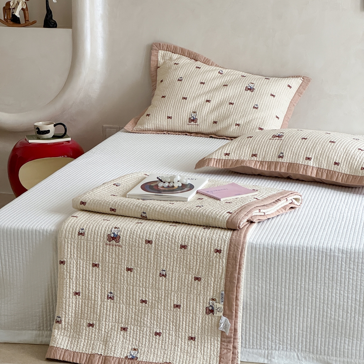 91家纺网 家纺一手货源 找家纺 床盖工厂店 2026春夏新款双面100%全棉填充80棉花床盖三件套 小家猫