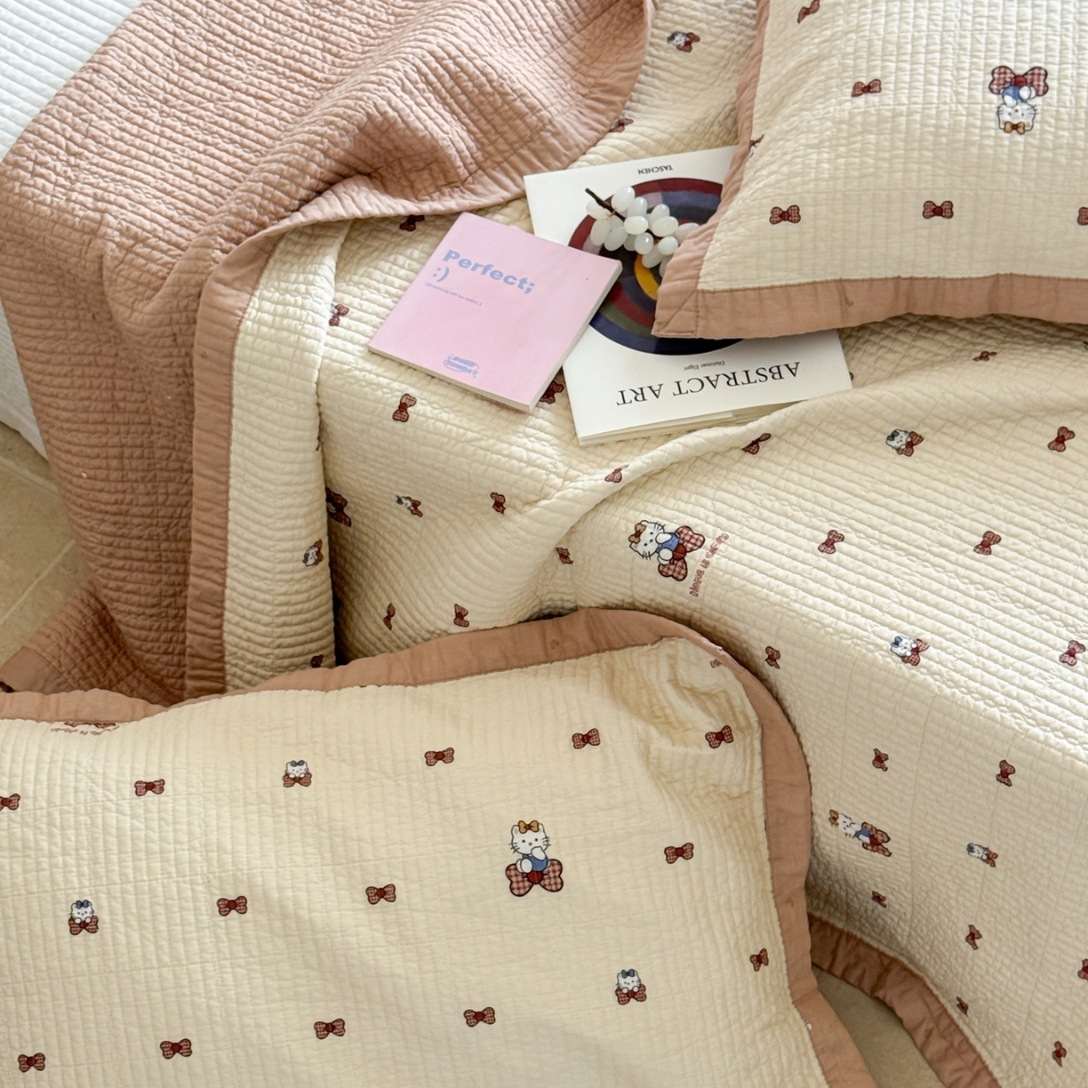 91家纺网 家纺一手货源 找家纺 床盖工厂店 2026春夏新款双面100%全棉填充80棉花床盖三件套 小家猫