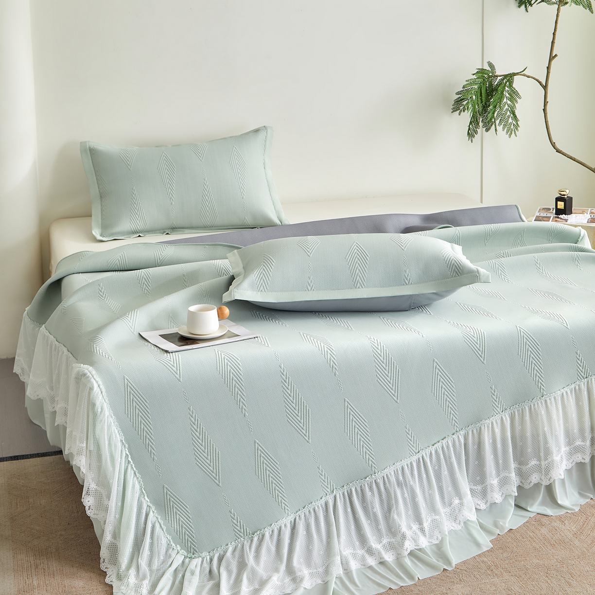 91家纺网 家纺一手货源 找家纺 瑞禾家纺 2026新款A类凉感豆豆床裙款凉席三件套-系列六 青纱叶羽