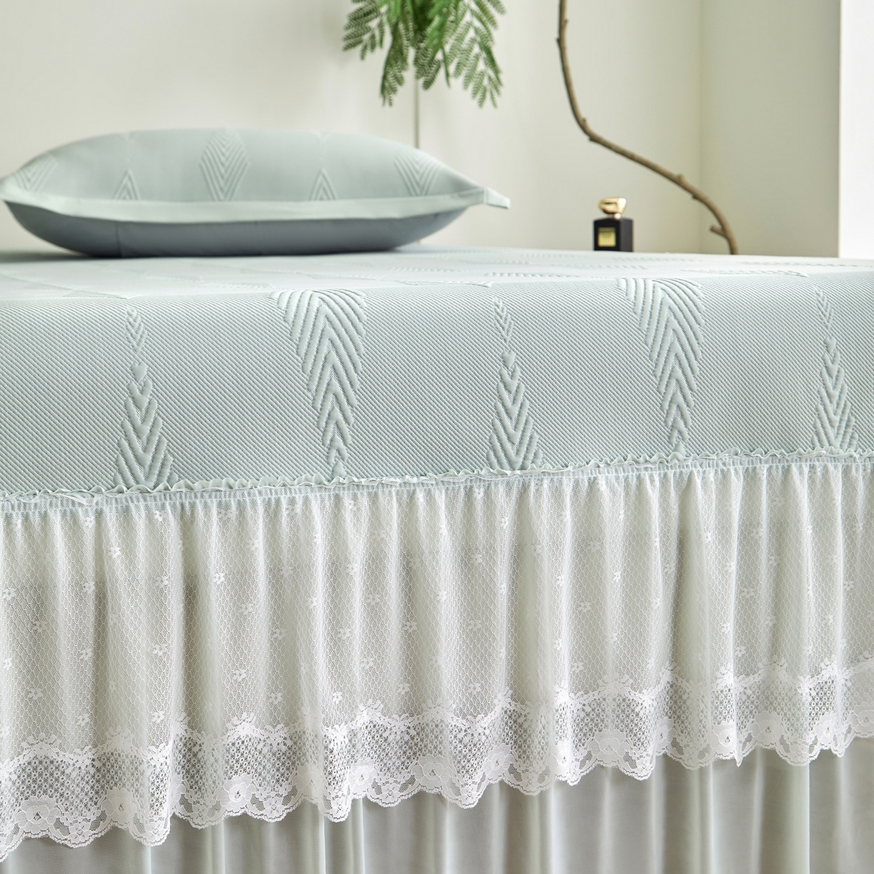 91家纺网 家纺一手货源 找家纺 瑞禾家纺 2026新款A类凉感豆豆床裙款凉席三件套-系列六 青纱叶羽