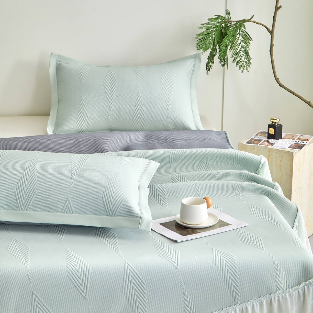 91家纺网 家纺一手货源 找家纺 瑞禾家纺 2026新款A类凉感豆豆床裙款凉席三件套-系列六 青纱叶羽