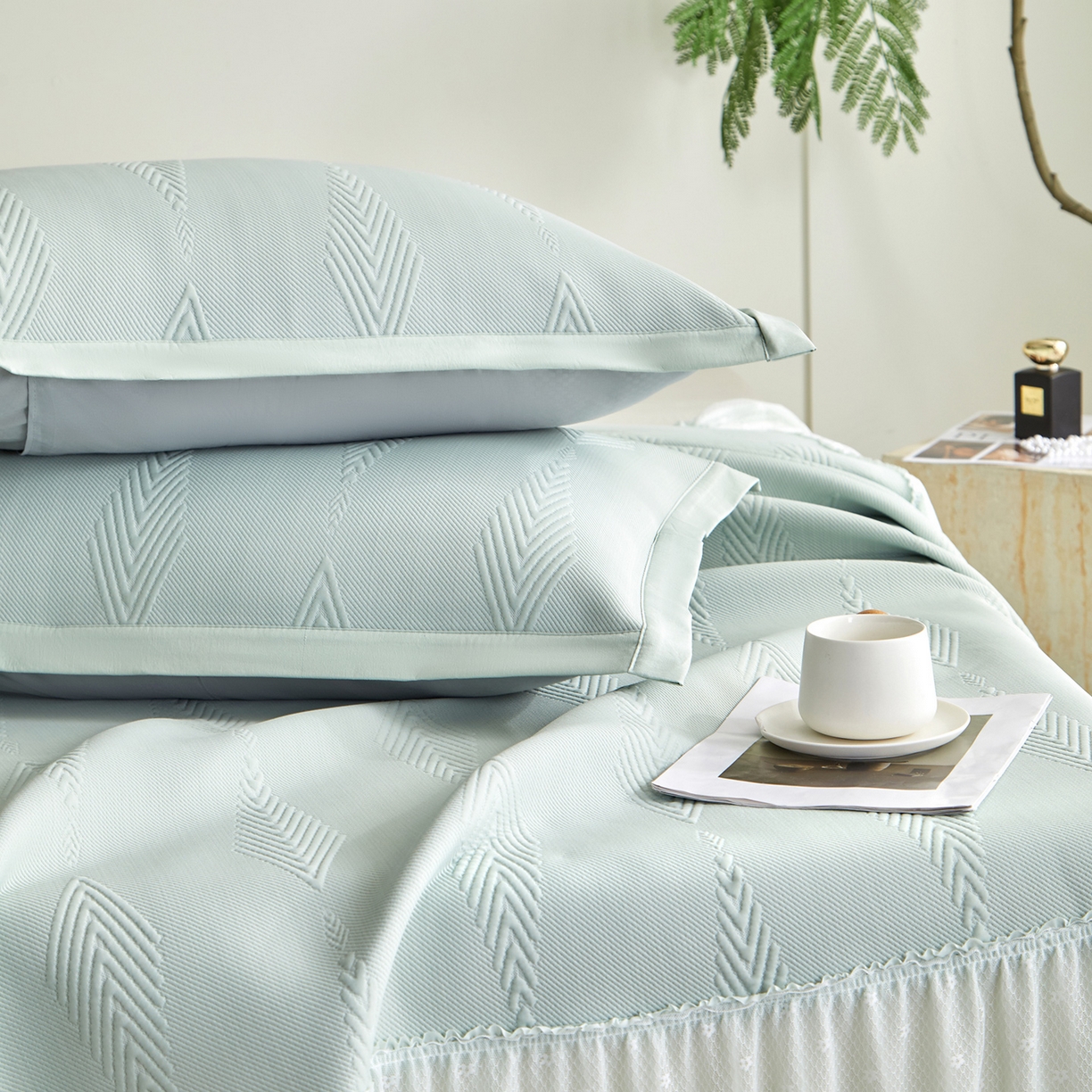 91家纺网 家纺一手货源 找家纺 瑞禾家纺 2026新款A类凉感豆豆床裙款凉席三件套-系列六 青纱叶羽