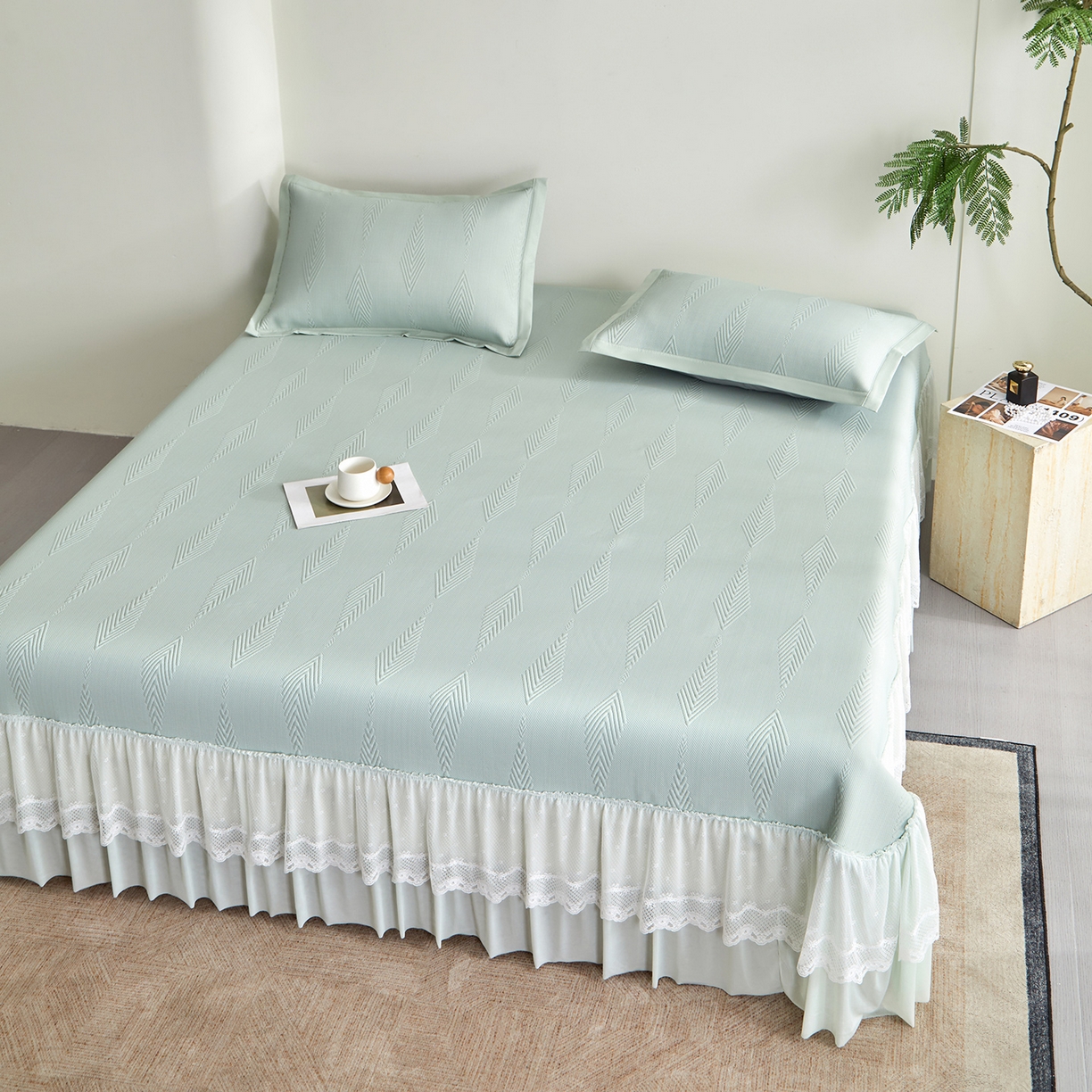 91家纺网 家纺一手货源 找家纺 瑞禾家纺 2026新款A类凉感豆豆床裙款凉席三件套-系列六 青纱叶羽