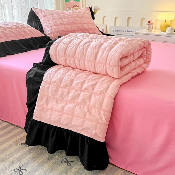 91家纺网 家纺一手货源 找家纺 优卡迪家纺馆 2026春夏新款泡泡纱黑花边夏被夏被空调被四件套【下载文件夹包含买家秀】 奶油蜜桃