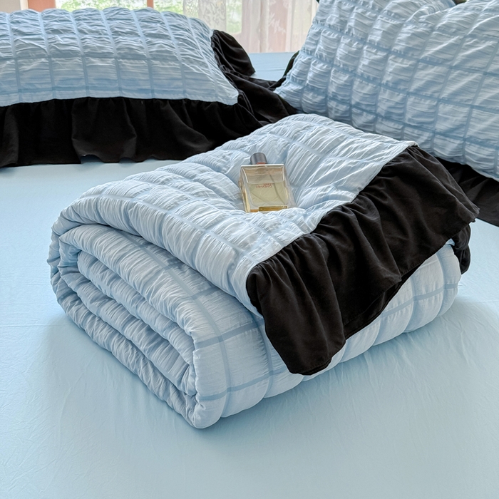 91家纺网 家纺一手货源 找家纺 优卡迪家纺馆 2026春夏新款泡泡纱黑花边夏被夏被空调被四件套【下载文件夹包含买家秀】 蓝莓仙草