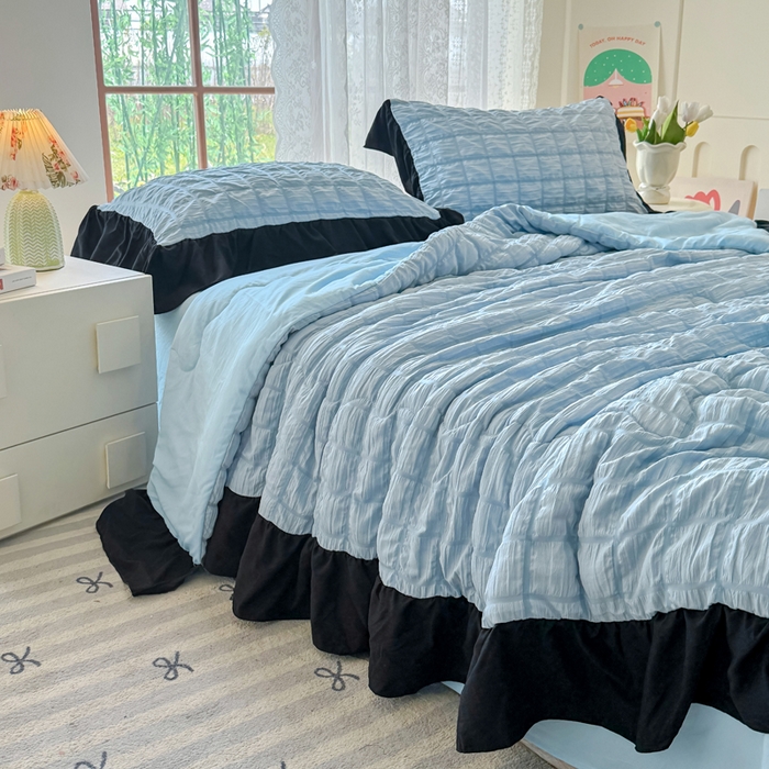 91家纺网 家纺一手货源 找家纺 优卡迪家纺馆 2026春夏新款泡泡纱黑花边夏被夏被空调被四件套【下载文件夹包含买家秀】 蓝莓仙草