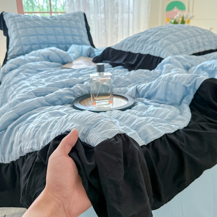 91家纺网 家纺一手货源 找家纺 优卡迪家纺馆 2026春夏新款泡泡纱黑花边夏被夏被空调被四件套【下载文件夹包含买家秀】 蓝莓仙草